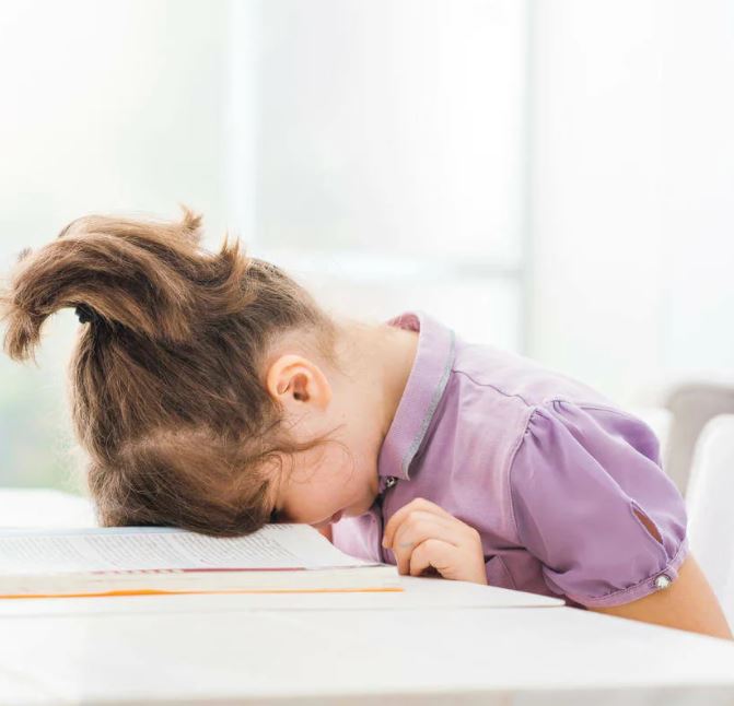 Почему ребенок устает. Уставший ребенок. Ребенок утомился. Уставшие дети в школе. Усталость детей в школе.