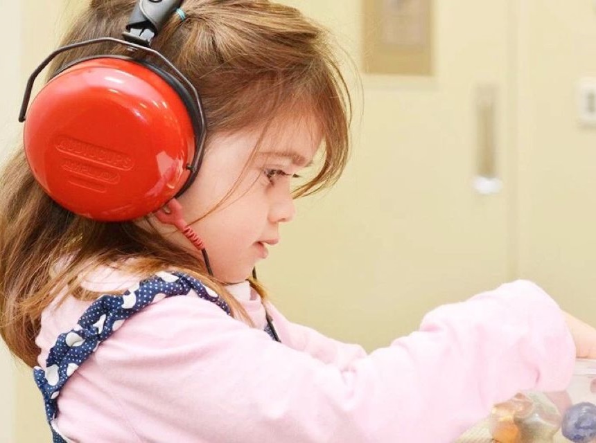 Слабослышащий ученик. Дети с нарушением слуха.. Глухие и слабослышащие дети. Ученики с нарушением слуха. Обследование глухих детей.
