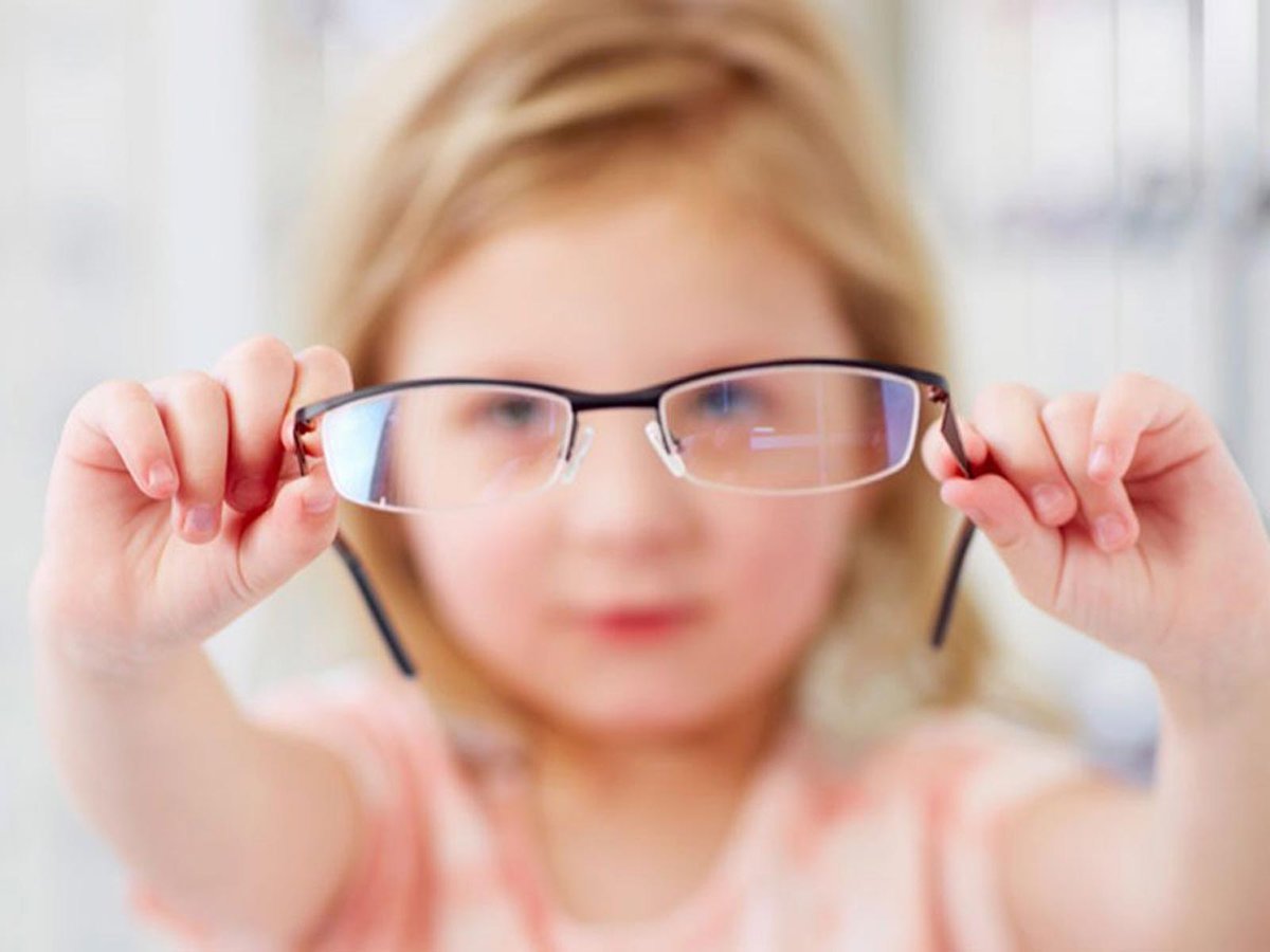 Ребенок ви. Нарушение зрения. Дети с нарушением зрения. Миопия у детей. Дети в очках для зрения.