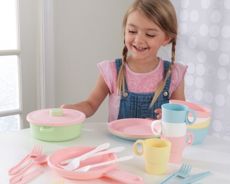 Брать посуду можно. Посуда занятия для детей. Рука берут посудой еду.